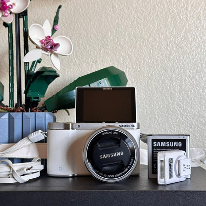 Used Samsung NX3000 Mirrorless Digital Camera (White) with 16-50mm Lens