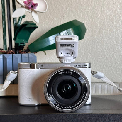 Used Samsung NX3000 Mirrorless Digital Camera (White) with 16-50mm Lens
