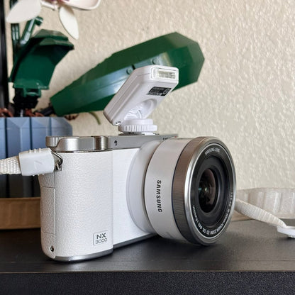 Used Samsung NX3000 Mirrorless Digital Camera (White) with 16-50mm Lens