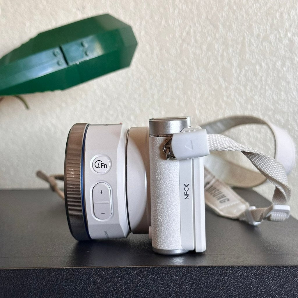 Used Samsung NX3000 Mirrorless Digital Camera (White) with 16-50mm Lens