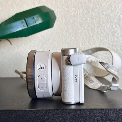 Used Samsung NX3000 Mirrorless Digital Camera (White) with 16-50mm Lens